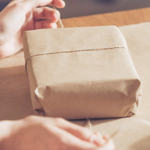 How do Italians typically wrap and present gifts?